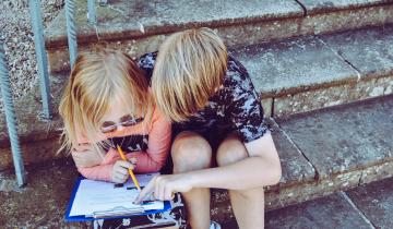 Saveti psihologa – da li roditelji treba decu da uče slova i da ih kritikuju kad zaborave domaći